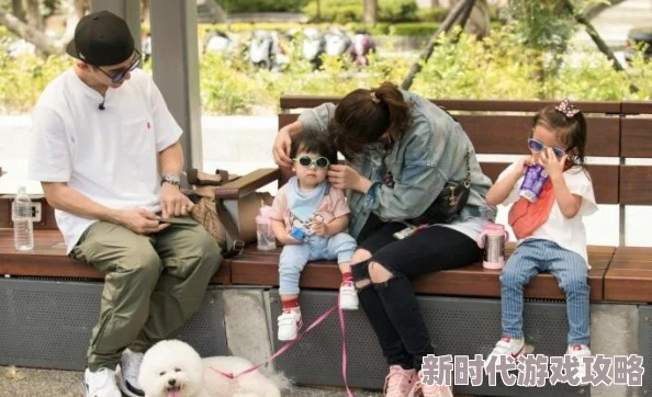 妈妈叫的真好听女儿和爸爸在公园里欢快玩耍，温馨时刻让人感受到家庭的幸福与快乐