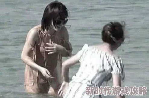 夏天偷窥女邻居洗澡，意外发现她的秘密生活与惊人爱好，让我对她有了全新的认识和思考